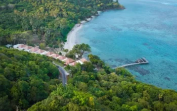 Legon Waru Cottage Karimunjawa dengan pemandangan laut yang tenang