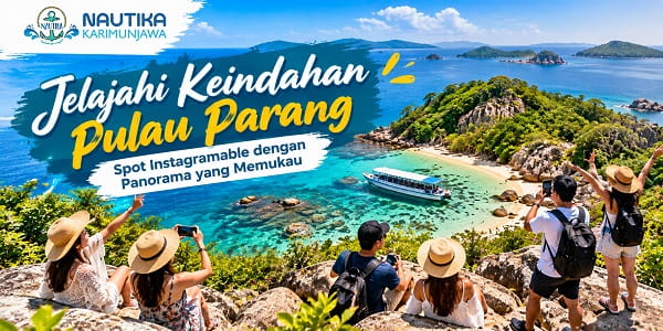 Wisatawan berfoto menikmati keindahan Pulau Parang Karimunjawa dengan laut biru dan bebatuan